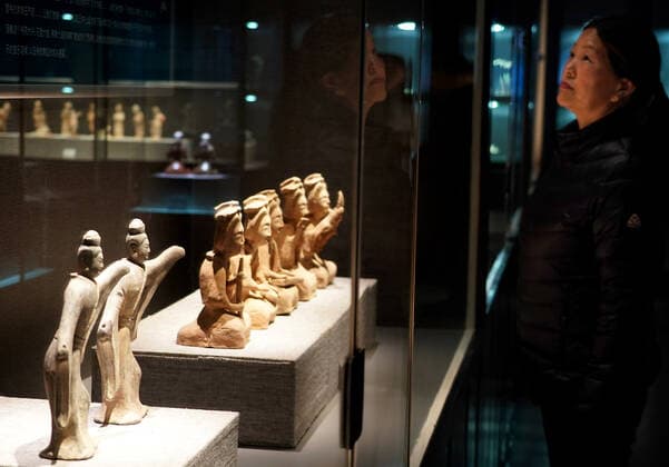 (191120) -- ZHENGZHOU, Nov. 20, 2019 -- A woman visits an exhibition on music and dancing along the ancient Silk Road in Zhengzhou, central China s Henan Province, on Nov. 19, 2019. More than 280 artifacts dating back to ancient China s Han, Tang, Song and Yuan dynasties are on display during the exhibition. ) CHINA-ZHENGZHOU-SILK ROAD-EXHIBITION (CN) LixAn 