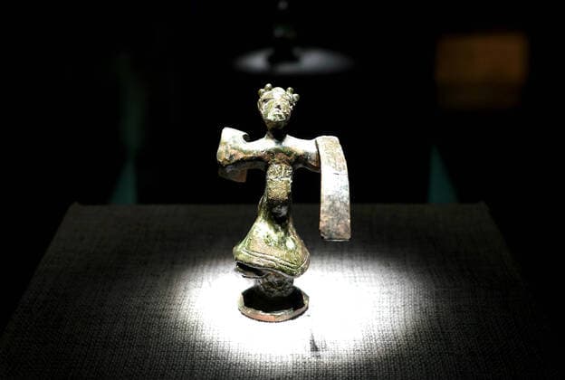 (191120) -- ZHENGZHOU, Nov. 20, 2019 -- A dancing figurine is on display during an exhibition on music and dancing along the ancient Silk Road in Zhengzhou, central China s Henan Province, on Nov. 19, 2019. More than 280 artifacts dating back to ancient China s Han, Tang, Song and Yuan dynasties are on display during the exhibition. ) CHINA-ZHENGZHOU-SILK ROAD-EXHIBITION (CN) LixAn 