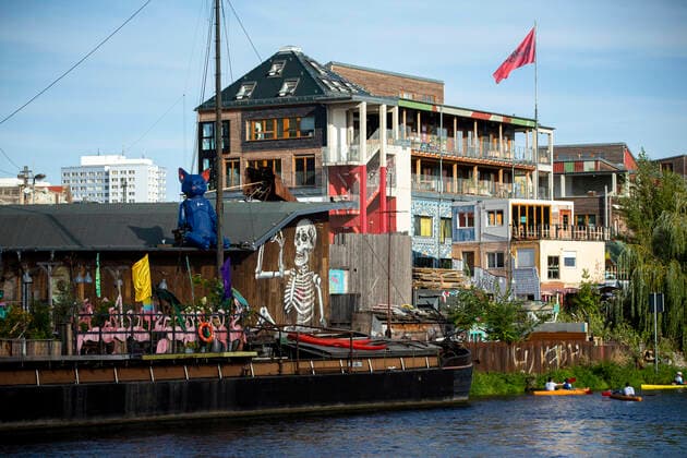 Sicht aus der Spree auf dem Club Kater Blau und Holzmarkt Gelaende in Berlin am 6. September 2019.