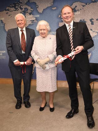 IMAGO ICONS: Sir David Attenborough . 20 11 2019. London, United Kingdom. Queen Elizabeth II presents the Chatham House Prize 2019 to Sir David Attenborough and Julian Hector, Head of the BBC Natural History Unit, at a ceremony in London.  xPoolx xi-Imagesx IIM-20445-0010