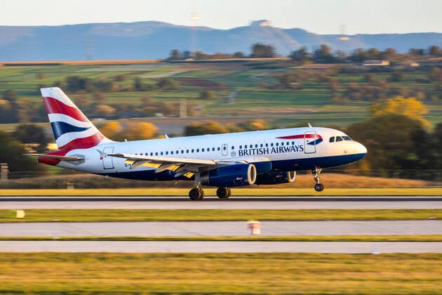 DEU, Deutschland, Baden-Württemberg, Stuttgart, 11.10.2019: Flughafen Stuttgart, Flugzeug bei Landeanflug und Landung. Registrierung: G-EUPT, British Airways, Airbus A319-100.