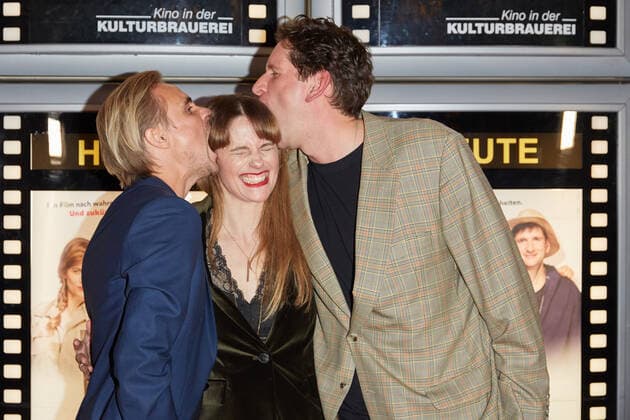 Bilder des Jahres 2019, Entertainment 11 November Entertainment Bilder des Tages Constantian von Jascheroff, Isabell Polak und Sebastian Schwarz - Premiere von Als ich mal GROSS war in der Kulturbrauerei in Berlin am 20.11.2019. Premiere Als ich mal GROSS war *** Constantian von Jascheroff, Isabell Polak and Sebastian Schwarz Premiere of Als ich mal GROSS war in der Kulturbrauerei in Berlin am 20 11 2019 Premiere When I mal GROSS war