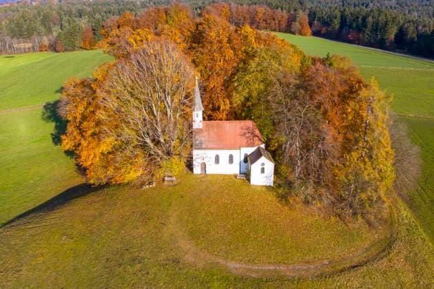 Kapelle St. Koloman im Herbst, Weipertshausen bei Münsing, Fünfseenland, Luftbild, Oberbayern, Bayern, Deutschland, Europa *** Chapel St Koloman in autumn, Weipertshausen near Münsing, Fünfseenland, aerial view, Upper Bavaria, Bavaria, Germany, Europe Copyright: imageBROKER/MartinxSiepmann ibxman05080045.jpg