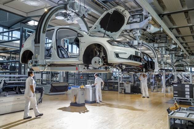Elektrifizierungsoffensive von VW DEU Sachsen Dresden: Das neue Elektrofahrzeug ID.3 von Volkswagen wird künftig auch in Dresden montiert. Ab Herbst 2020 rollen die ersten E-Fahrzeuge in der Gläsernen Manufaktur vom Band. Mit der Entscheidung sei der Standort in Sachsen zukunftsfest, die Zahl der Beschäftigten stabil, derzeit arbeiten in der Gläsernen Manufaktur rund 380 Mitarbeiter. Nach dem Start des e-Golf im April 2017 geht man nun mit der zweiten Schicht einen weiteren wichtigen Schritt für Dresden als Standort der Elektromobilität von Volkswagen. Der Autohersteller Volkswagen will in den kommenden fünf Jahren massiv in die Elektromobilität investieren. 2020 will Volkswagen allein in Zwickau rund 100 000 Fahrzeuge nach dem Prinzip des ŽModularen Elektrobaukastens (MEB) fertigen. Diese Technologie, die durch Nutzung viel