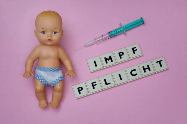 Babypuppe und Impfpflicht Babypuppe und Impfpflicht, 20.11.2019, Borkwalde, Brandenburg, Neben einer Babypuppe liegt eine Spritze und der Schriftzug Impfpflicht.