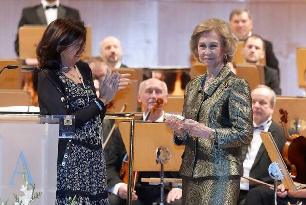 Entertainment Bilder des Tages Spain s emeritus Queen Sofia (C) receives the Manos Unidas 60th Aniversary Award from NGO Manos Unidas president, Clara Pardo (L), at Auditorio Nacional in Madrid, Spain, 21 November. Emeritus Queen Sofia will receive the Manos Unidas 60th Aniversary Award by NGO Manos Unidas for her huge sensitivity with the most needy people. NGO Manos Unidas hands in Manos Unidas 60th Aniversary Award to Emeritus Queen Sofia !ACHTUNG: NUR REDAKTIONELLE NUTZUNG!  Copyright: xBallesterosx GRAF3781 20191121-637099651841759304