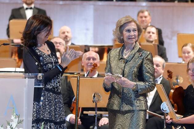 Spain s emeritus Queen Sofia (C) receives the Manos Unidas 60th Aniversary Award from NGO Manos Unidas president, Clara Pardo (L), at Auditorio Nacional in Madrid, Spain, 21 November. Emeritus Queen Sofia will receive the Manos Unidas 60th Aniversary Award by NGO Manos Unidas for her huge sensitivity with the most needy people. NGO Manos Unidas hands in Manos Unidas 60th Aniversary Award to Emeritus Queen Sofia !ACHTUNG: NUR REDAKTIONELLE NUTZUNG!  Copyright: xBallesterosx GRAF3782 20191121-637099653066906480