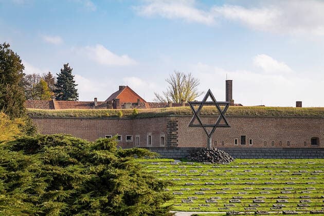 Konzentrationslager Theresienstadt, Der Nationalfriedhof vor der Kleinen Festung. Das KZ Theresienstadt, auch Lager Theresienstadt bzw. Ghetto Theresienstadt, wurde von den deutschen Besatzern in Terez’n (deutsch Theresienstadt auf dem besetzten Gebiet der Tschechoslowakei, heute Tschechien) eingerichtet. Nach der Besetzung der Tschechoslowakei machten die Nationalsozialisten aus Terez’n Theresienstadt ein Konzentrationslager im von ihnen so genannten Protektorat Boehmen und Maehren: 1940 wurde zunächst in der Kleinen Festung ein Gestapo-Gefaengnis eingerichtet; im November 1941 entstand in der Garnisonsstadt ein Sammel- und Durchgangslager zunaechst vor allem für die juedische Bevoelkerung des besetzten Landes. Nach der Wannseekonferenz wurden seit 1942 in das Lager auch alte oder als prominent geltende Juden aus Deutschland und anderen