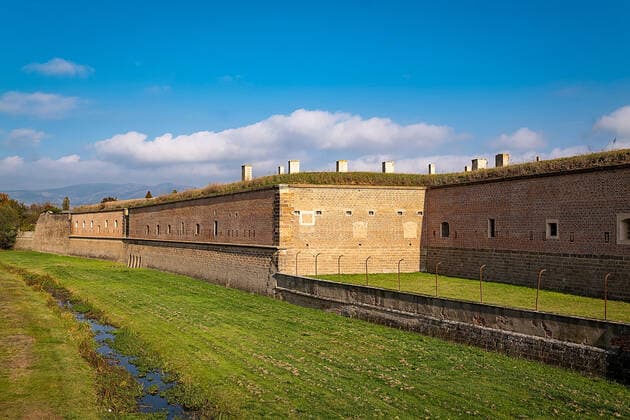 Konzentrationslager Theresienstadt, Aussenmauern der Kleinen Festung, dem Konzentrationslager Theresienstadt. Das KZ Theresienstadt, auch Lager Theresienstadt bzw. Ghetto Theresienstadt, wurde von den deutschen Besatzern in Terez’n (deutsch Theresienstadt auf dem besetzten Gebiet der Tschechoslowakei, heute Tschechien) eingerichtet. Nach der Besetzung der Tschechoslowakei machten die Nationalsozialisten aus Terez’n Theresienstadt ein Konzentrationslager im von ihnen so genannten Protektorat Boehmen und Maehren: 1940 wurde zunächst in der Kleinen Festung ein Gestapo-Gefaengnis eingerichtet; im November 1941 entstand in der Garnisonsstadt ein Sammel- und Durchgangslager zunaechst vor allem für die juedische Bevoelkerung des besetzten Landes. Nach der Wannseekonferenz wurden seit 1942 in das Lager auch alte oder als prominent geltende Juden