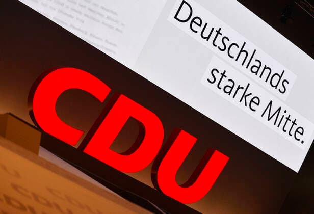 32. Parteitag Christlich Demokratische Union Deutschlands (CDU), Leipzig (22.11.2019) Logo der CDU mit Spruch Deutschlands starke Mitte im hintergrund beim CDU-Parteitag in Leipzig (22.11.2019) Leipzig Deutschland Congress Center Leipzig CCL