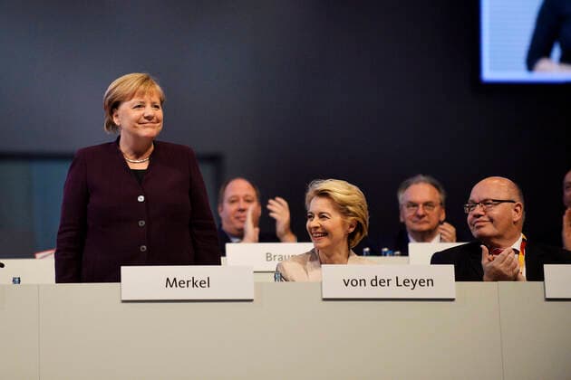 Bilder des Jahres 2019, News 11 November News Themen der Woche 32. Parteitag Christlich Demokratische Union Deutschlands (CDU), Leipzig (22.11.2019) Angela Merkel (Bundeskanzlerin der Bundesrepublik Deutschland, CDU) (li.) erhält Beifall beim CDU-Parteitag in Leipzig (22.11.2019). Es applaudieren u.a. Ursula von der Leyen (Praesidentin der Europaeischen Kommission und Stellvertretende Vorsitzende CDU) (Mitte) und Peter Altmaier (CDU, Bundesminister für Wirtschaft und Energie) (re.) Leipzig Deutschland Leipziger Messe *** 32 Party Congress Christian Democratic Union of Germany CDU, Leipzig 22 11 2019 Angela Merkel Chancellor of the Federal Republic of Germany, CDU li receives applause at CDU Party Congress in Leipzig 22 11 2019 Applauses include Ursula von der Leyen President of the European Commission and Deputy Chairwoman CDU Mitte and Peter Altmaier CDU, Federal Minister of Economics and Energy re
