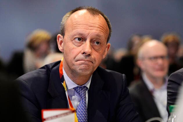 32. Parteitag Christlich Demokratische Union Deutschlands (CDU), Leipzig (22.11.2019) Friedrich Merz (CDU) beim CDU-Parteitag in Leipzig (22.11.2019) während der Rede von Annegret Kramp-Karrenbauer (Parteivorsitzende CDU) (nicht im Bild). Merz verzieht das Gesicht, kneift die Lippen zusammen. Leipzig Deutschland Leipziger Messe