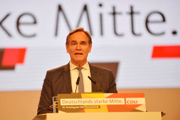 32. Parteitag Christlich Demokratische Union Deutschlands (CDU), Leipzig (22.11.2019) Burkhard Jung (SPD, Oberbuergermeister der Stadt Leipzig und Praesident des Deutschen Staedtetags) bei seiner Rede beim CDU-Parteitag in Leipzig (22.11.2019). Auf dem Rednerpult vor ihm steht das Parteitags-Motto Deutschlands starke Mitte . Leipzig Deutschland Leipziger Messe