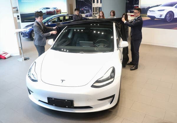 News Bilder des Tages (191122) -- SHANGHAI, Nov. 22, 2019 -- Photo taken on Nov. 22, 2019 shows a made-in-China Tesla Model 3 at a Tesla experience center in east China s Shanghai. Tesla officially unveiled its Model 3 electric vehicle manufactured in a Shanghai gigafactory on Friday in Shanghai, and announced it will start delivering the made-in-China cars before late January. ) CHINA-SHANGHAI-TESLA-MODEL 3-MADE IN CHINA-UNVEILING (CN) DingxTing 