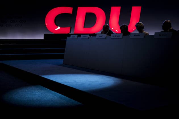 (L-R) Ralph Brinkhaus, Vorsitzenden der CDU CSUâ‰ -Fraktion im Deutschen Bundestag, Bundeskanzlerin Angela Merkel, CDU, Ursula von der Leyen, Praesidentin der Europaeischen Kommission, und Peter Altmaier, Bundesminister fuer Wirtschaft und Energie, aufgenommen im Rahmen des 32. Bundesparteitages der CDU in Leipzig, 22.11.2019. Leipzig Deutschland