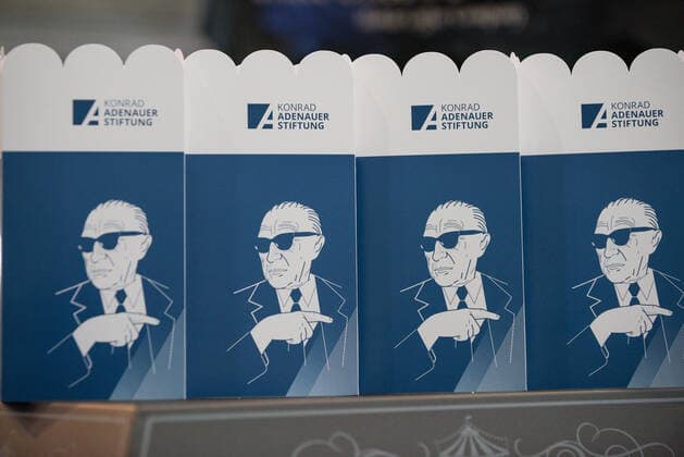 coole Popcorntuete der Konrad Adenauer Stiftung,32. Parteitag der Christlich Demokratischen Union,CDU, Messe Leipzig, 21.11.2019 Leipzig Sachsen Deutschland *** cool popcorntuete of the Konrad Adenauer Foundation, 32 party conference of the Christian Democratic Union, CDU, Messe Leipzig, 21 11 2019 Leipzig Saxony Germany Copyright: xkolbert-press BurghardxSchreyerx