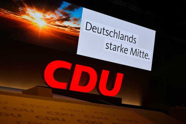 32. Parteitag Christlich Demokratische Union Deutschlands (CDU), Leipzig (22.11.2019) Logo der CDU (vorn), das Parteitags-Motto Deutschlands starke Mitte im Hintergrund rechts und ein Foto einem Sonnenaufgang Sonnenuntergang (li.) beim CDU-Parteitag in Leipzig (22.11.2019) Leipzig Deutschland Congress Center Leipzig CCL