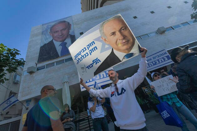 Bilder des Jahres 2019, News 11 November News Themen der Woche News Bilder des Tages Tel Aviv 22.11.2019: Demonstration zur Absetzung von Benjamin Bibi Netanjahu vor der Zentrale der Likud-Partei. Hier: Demonstraten für Netanjahu *** Tel Aviv 22 11 2019 Demonstration to depose Benjamin Bibi Netanyahu in front of Likud Party headquarters Here demonstrations for Netanyahu