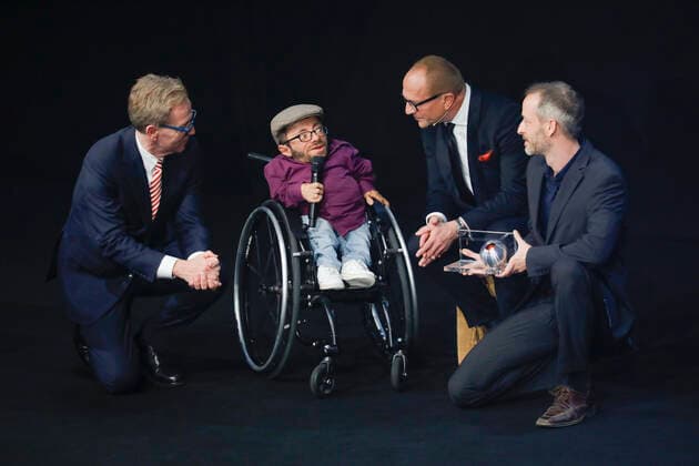 Bilder des Jahres 2019, Entertainment 11 November Entertainment Bilder des Tages 22.11.2019. Düsseldorf. Verleihung 12. Deutscher Nachhaltigkeitspreis. Ralf Krauthausen (mit Kopfbedeckung). Düsseldorf Hotoel Maritim Nordrhein-Westfalen Deutschland *** 22 11 2019 Düsseldorf Presentation 12 German Sustainability Award Ralf Krauthausen with headgear Düsseldorf Hotoel Maritim Nordrhein Westfalen Germany