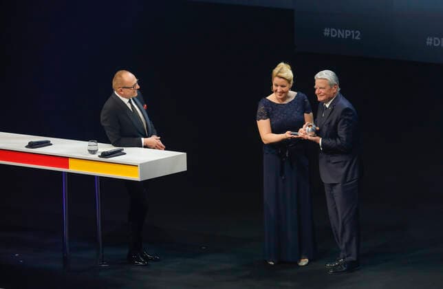 22.11.2019. Düsseldorf. Verleihung 12. Deutscher Nachhaltigkeitspreis. Stefan Schulze-Hausmann, Schirmherrin Franziska Giffey und Bundespräsident a.D. Joachim Gauck. Düsseldorf Hotoel Maritim Nordrhein-Westfalen Deutschland