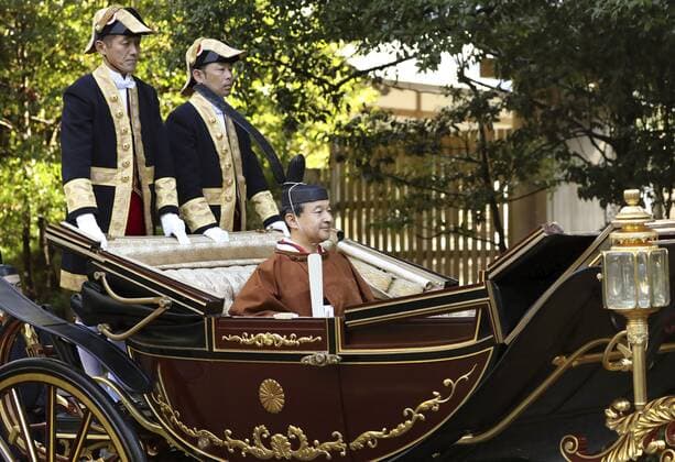 Bilder des Jahres 2019, Entertainment 11 November Entertainment Bilder des Tages Emperor s visit to Ise Jingu shrine Japanese Emperor Naruhito rides in a horse-drawn carriage on his way to perform a ceremony marking the completion of two major rites signifying his enthronement at the Naiku inner shrine of Ise Jingu in Mie Prefecture, central Japan, on Nov. 23, 2019. (Pool photo) 