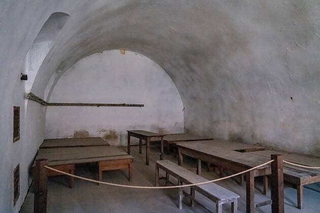 Konzentrationslager Theresienstadt, Zellenblock im Konzentrationslager Theresienstadt. Das KZ Theresienstadt, auch Lager Theresienstadt bzw. Ghetto Theresienstadt, wurde von den deutschen Besatzern in Terez’n (deutsch Theresienstadt auf dem besetzten Gebiet der Tschechoslowakei, heute Tschechien) eingerichtet. Nach der Besetzung der Tschechoslowakei machten die Nationalsozialisten aus Terez’n Theresienstadt ein Konzentrationslager im von ihnen so genannten Protektorat Boehmen und Maehren: 1940 wurde zunächst in der Kleinen Festung ein Gestapo-Gefaengnis eingerichtet; im November 1941 entstand in der Garnisonsstadt ein Sammel- und Durchgangslager zunaechst vor allem für die juedische Bevoelkerung des besetzten Landes. Nach der Wannseekonferenz wurden seit 1942 in das Lager auch alte oder als prominent geltende Juden aus Deutschland und an