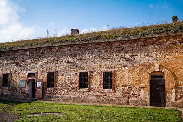 Konzentrationslager Theresienstadt, Zellenblock im Konzentrationslager Theresienstadt. Das KZ Theresienstadt, auch Lager Theresienstadt bzw. Ghetto Theresienstadt, wurde von den deutschen Besatzern in Terez’n (deutsch Theresienstadt auf dem besetzten Gebiet der Tschechoslowakei, heute Tschechien) eingerichtet. Nach der Besetzung der Tschechoslowakei machten die Nationalsozialisten aus Terez’n Theresienstadt ein Konzentrationslager im von ihnen so genannten Protektorat Boehmen und Maehren: 1940 wurde zunächst in der Kleinen Festung ein Gestapo-Gefaengnis eingerichtet; im November 1941 entstand in der Garnisonsstadt ein Sammel- und Durchgangslager zunaechst vor allem für die juedische Bevoelkerung des besetzten Landes. Nach der Wannseekonferenz wurden seit 1942 in das Lager auch alte oder als prominent geltende Juden aus Deutschland und an
