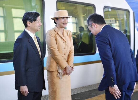 Bilder des Jahres 2019, Entertainment 11 November Entertainment Bilder des Tages Emperor s visit to Ise Jingu shrine Japanese Emperor Naruhito (L) and Empress Masako are pictured before leaving Ise, central Japan, on Nov. 23, 2019. The imperial couple visited Ise Jingu shrine for a ceremony marking the completion of two major rites signifying his enthronement. (Pool photo) 
