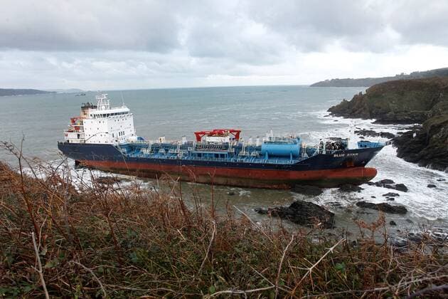 Bilder des Jahres 2019, News 11 November News Themen der Woche News Bilder des Tages View of the chemical ship Blue Star with Malta flag that runs aground in Ares, La Coruna in Spain on 23 November 2019 due to the strongs winds. Chemical ship Blue Star with Malta flag that runs aground in Ares !ACHTUNG: NUR REDAKTIONELLE NUTZUNG!  Copyright: xkiko_delgadox GRAF4893 20191123-637101045982258686