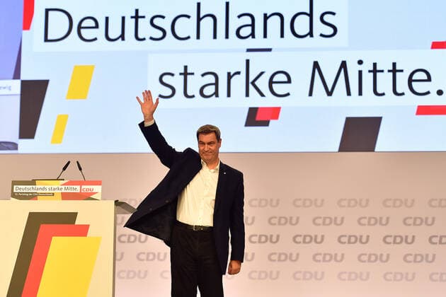 Markus SOEDER (Ministerpraesident Bayern und CSU Vorsitzender) bekommt nach seinen Grussworten frenetischen Beifall von den Delegierten, winkt,winken,winken, Einzelbild,angeschnittenes Einzelmotiv,Halbfigur,halbe Figur. 32.Parteitag der CDU Deutschlands am 23.11.2019,Congress Centrum Leipzig,