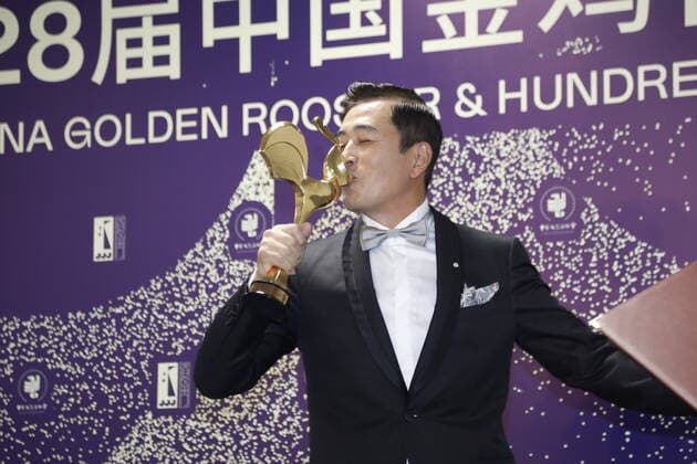 Bilder des Jahres 2019, Entertainment 11 November Entertainment Bilder des Tages XIAMEN, CHINA - NOVEMBER 23: Actor Wang Zhifei kisses his trophy backstage during the closing ceremony of the 28th China Golden Rooster And Hundred Flowers Film Festival on November 23, 2019 in Xiamen, Fujian Province of China.  Copyright: xVCGx CFP111260703682