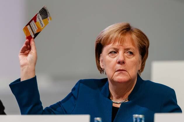 Leipzig, Deutschland, 22.11.2019, Parteitag der Christlich-Demokratischen Union, CDU, Bundeskanzlerin Angela Merkel (CDU) stimmt ab, vote ( Defodi-01048-204694