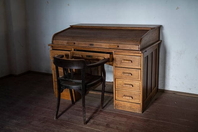 Konzentrationslager Theresienstadt, Geschaeftszimmer der Lagerverwaltung im Konzentrationslager Theresienstadt. Das KZ Theresienstadt, auch Lager Theresienstadt bzw. Ghetto Theresienstadt, wurde von den deutschen Besatzern in Terez’n (deutsch Theresienstadt auf dem besetzten Gebiet der Tschechoslowakei, heute Tschechien) eingerichtet. Nach der Besetzung der Tschechoslowakei machten die Nationalsozialisten aus Terez’n Theresienstadt ein Konzentrationslager im von ihnen so genannten Protektorat Boehmen und Maehren: 1940 wurde zunächst in der Kleinen Festung ein Gestapo-Gefaengnis eingerichtet; im November 1941 entstand in der Garnisonsstadt ein Sammel- und Durchgangslager zunaechst vor allem für die juedische Bevoelkerung des besetzten Landes. Nach der Wannseekonferenz wurden seit 1942 in das Lager auch alte oder als prominent geltende Jud