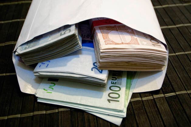 Ein Haufen Geld Euros closeup close up Währung Finanzwirtschaft Schulden Schuldenloch Schuldenkrise Kredite Symbolbild Symbolbilder Symbole Symbolik symbolisch Symbolaufnahme Symbolfoto Geld Geldscheine Geldbündel â‚¬ Eurogeldscheine Euroscheine Zahlungsmittel Banknoten Finanzwesen Geldmarkt Geldwesen Banken Bankenpleite Bankenkrise Finanzkrise Wirtschaftskrise Weltwirtschaftskrise Finanzwirtschaftskrise Bankencrash Insolvenz Pleite Konkurs Inflation Deflation Geldentwertung schwacher Euro instabil volatil Devisenkurs Hamburg Hamburg Deutschland Germany *** A bunch of money euros closeup close up currency finance economy debt debt hole debt crisis credits symbol image symbol images symbols symbolism symbolic symbol pick-up symbol photo money banknotes bundles of money â¬ euro banknotes euro banknotes means of payment banknotes financ Copyright: xAchimxDuwentäster teamworkx