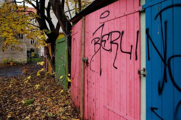 Farbige Garagentore mit dem Schriftzug Berlin auf einem Hinterhof in Berlin-Mitte. Colored garage doors with the lettering Berlin on a backyard in Berlin-Mitte. snapshot-photography xK.M.Krause *** Colored garage doors with the lettering Berlin on a backyard in Berlin Mitte Colored garage doors with the lettering Berlin on a backyard in Berlin Mitte snapshot photography xK M Krause