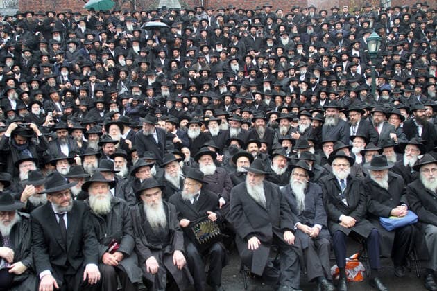 Bilder des Jahres 2019, News 11 November News Themen der Woche News Bilder des Tages November 24, 2019, New York, New York, USA: Thousands of Rabbis pose for their annual group photo in front of Chabad - Lubavitch world headquarters in Brooklyn New York. The rabbis come from around the for a week of lectures and seminars before heading back to their congregation. The rain stopped long enough for the photo to be taken then afterwords the rain started up again. New York USA - ZUMAct2_ 20191124_zaf_ct2_043 Copyright: xBrucexCotlerx