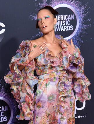Singer Halsey arrives for the 47th annual American Music Awards at the Microsoft Theater in Los Angeles on Sunday, November 24, 2019.  LAP20191124102 JIMxRUYMEN