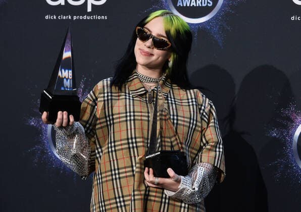 Entertainment Bilder des Tages Singer Billie Eilish appears backstage with her awards for New Artist of the Year and Alternative Artist, during the 47th annual American Music Awards at the Microsoft Theater in Los Angeles on Sunday, November 24, 2019.  LAP20191124373 JIMxRUYMEN