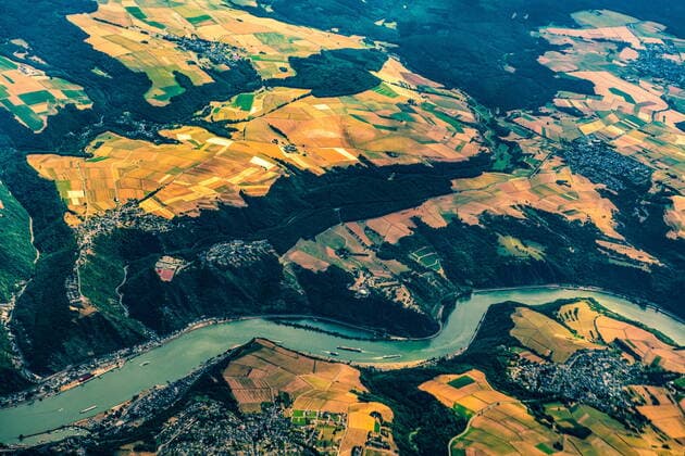 Luftaufnahme Rhein und Loreley Luftaufnahme des Rheins bei Sankt Goarshausen mit der Loreley. Sankt Goarshausen, Rheinland-Pfalz, Deutschland, 05.07.2019 *** Aerial view Rhine and Loreley Aerial view of the Rhine near Sankt Goarshausen with the Loreley Sankt Goarshausen, Rheinland Pfalz, Germany, 05 07 2019 Copyright: JOKER HadyxKhandani JOKER190705532755