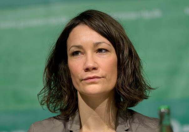 Landesparteitag LDK von Buendnis 90 Die Gruenen von Rheinland-Pfalz in Neuwied : Anne SPIEGEL , Ministerin fuer Familie , Frauen , Jugend , Integration und Verbraucherschutz , und Spitzenkandidatin fuer die naechsten Landtagswahlen , 23.11.2019 Anne SPIEGEL , Buendnis 90 Die Gruenen of Rhineland-Palatinate , 23.11.2019 *** State Party Congress LDK of Buendnis 90 The Greens of Rhineland Palatinate in Neuwied Anne SPIEGEL , Minister for Family, Women, Youth, Integration and Consumer Protection , and Top Candidate for the Next State Parliamentary Elections , 23 11 2019 Anne SPIEGEL , Buendnis 90 The Greens of Rhineland Palatinate , 23 11 2019