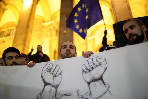 Bilder des Jahres 2019, News 11 November News Themen der Woche KW48 News Bilder des Tages TBILISI, GEORGIA - NOVEMBER 25, 2019: People take part in a rally demanding to hold a snap proportional election to the Georgian Parliament outside the offices of the Georgian Parliament in Rustaveli Avenue. David Mdzinarishvili TASS  TS0C4A85