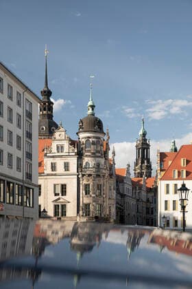 IMAGO Creative: Dichotomien, Reflexionen - Architektur View of Residenzschloss against blue sky in Dresden, Saxony, Germany  CHPF00547
