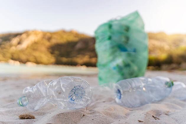 IMAGO Nature: Unsere Erde, Umweltverträgliche Herausforderungen des 21. Jahrhunderts, Plastik Empty plastic bottles and garbage bin full of collected plastic bottles on the beach  DIGF08820