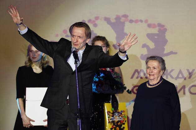 Entertainment Bilder des Tages MOSCOW, RUSSIA - NOVEMBER 25, 2019: Anna Petrova (R) recieves a Stanislavsky Award in the Contribution to the Art of Acting category at the 24th Stanislavsky award ceremony at the Baltschug Keminski Hotel; L front: actor Alexander Yatsko. Sergei Bobylev TASS  TS0C4A82