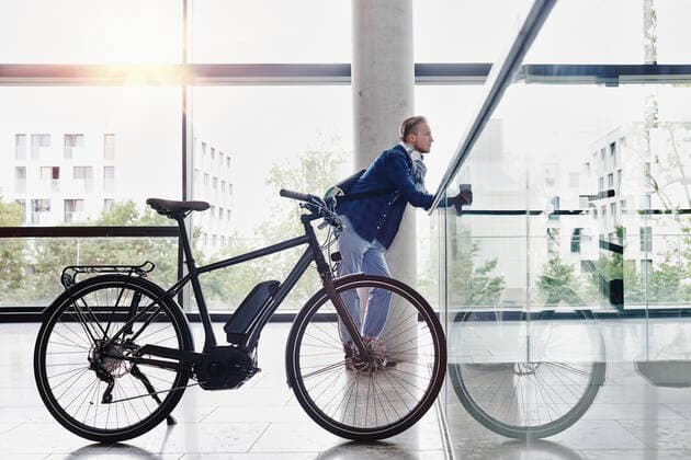 Student with coffee to go and e-bike at Goethe University model released Symbolfoto property released  RORF01957
