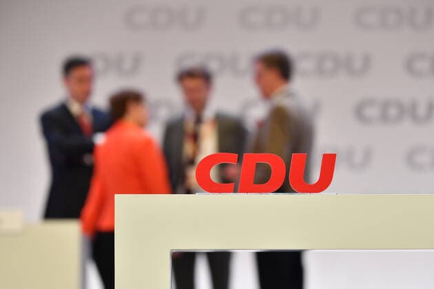 Feature ,Randmotiv-CDU Logo-im Hintergrund stehen Annegret KRAMP KARRENBAUER (CDU Vorsitzende) mit v.li: David McAllister,Daniel Caspary, Michael Grosse-Broemer. 32.Parteitag der CDU Deutschlands am 23.11.2019,Congress Centrum Leipzig,