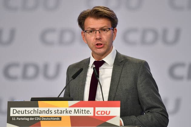 Daniel CASPARY am Rednerpult, Einzelbild,angeschnittenes Einzelmotiv,Halbfigur,halbe Figur. 32.Parteitag der CDU Deutschlands am 23.11.2019,Congress Centrum Leipzig, *** Daniel CASPARY at the lectern, single picture, cut single motive, half figure, half figure 32 party conference of the CDU Germany on 23 11 2019, Congress Centrum Leipzig,