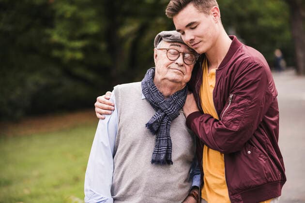 Portrait of senior man head to head with his adult grandson outdoors model released Symbolfoto  UUF19312