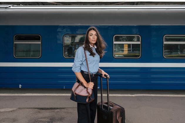 Young female traveller waiting on train station model released Symbolfoto  VPIF01729