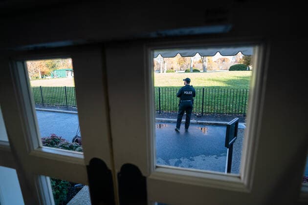 A Secret Service agent patrol outside the White House as it is placed on lockdown after an aircraft violated secure airspace, in Washington, DC on November 26, 2019. Fighter jets were scrambled and a 30 minute lockdown was placed on the White House and Capitol following an airspace violation, according to law enforcement officials.  WAP20191126303 KEVINxDIETSCH